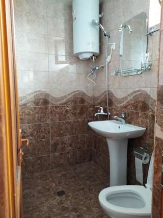 Отель ALEX Hotel in Shinuhayr Shinuhayr Двухместный номер с 2 отдельными кроватями и видом на горы-1