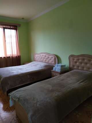 Отель ALEX Hotel in Shinuhayr Shinuhayr Трехместный номер с ванной комнатой-1