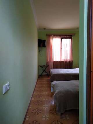 Отель ALEX Hotel in Shinuhayr Shinuhayr Трехместный номер с ванной комнатой-4